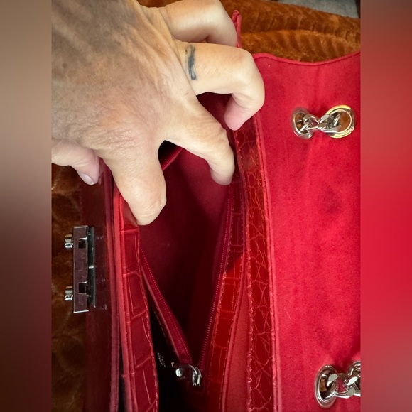 Badgley Mischka Red Croc-Embossed Crossbody Bag - Picture 10 of 11